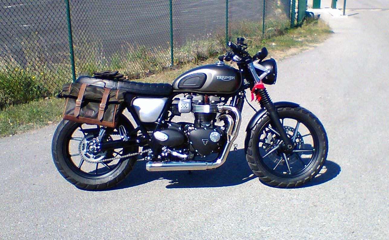 Triumph Street Twin moto 2020 with saddlebag.