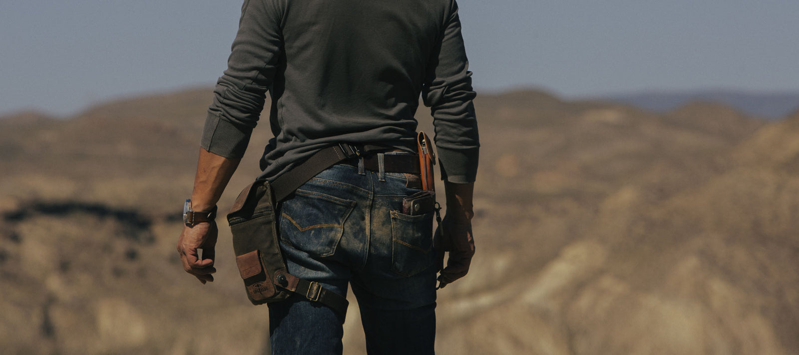 Vintage style moto leg bag.