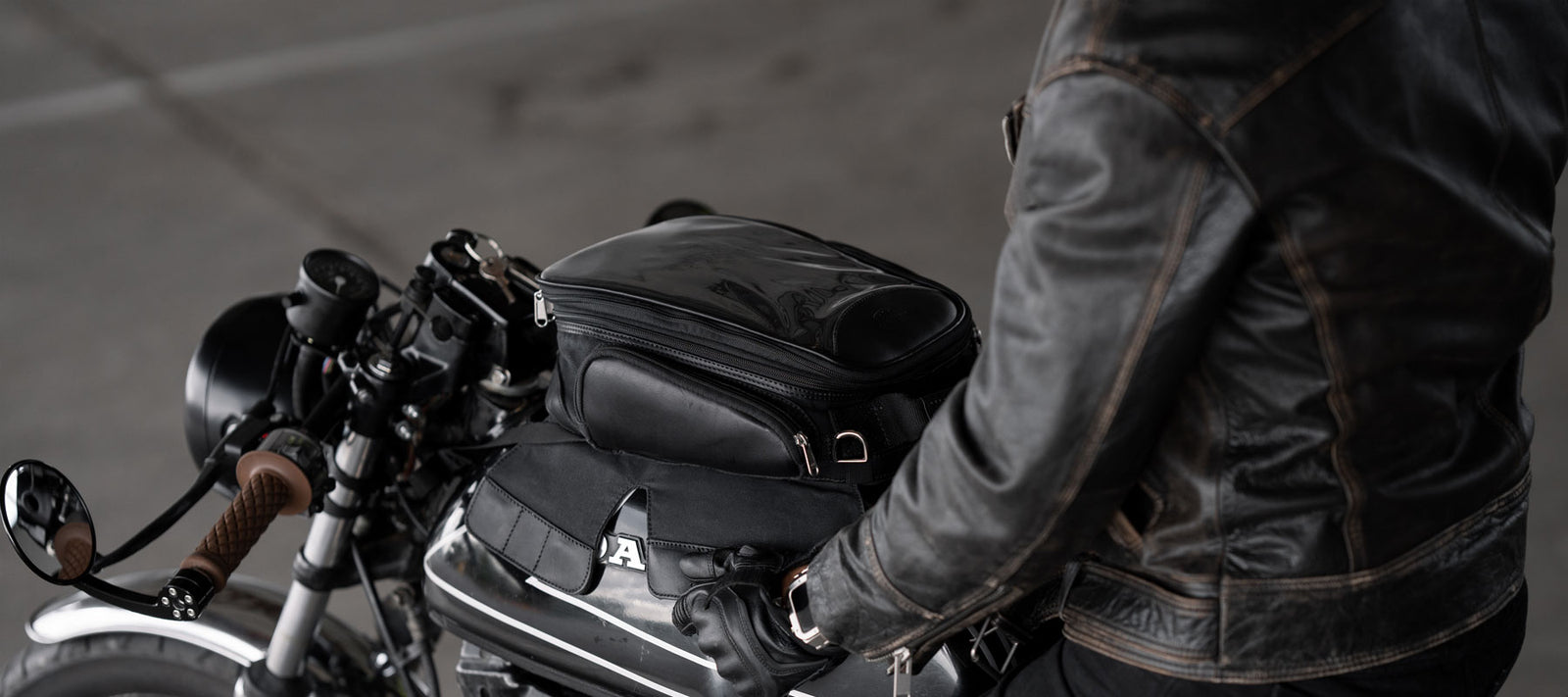Black magnetic tank bag