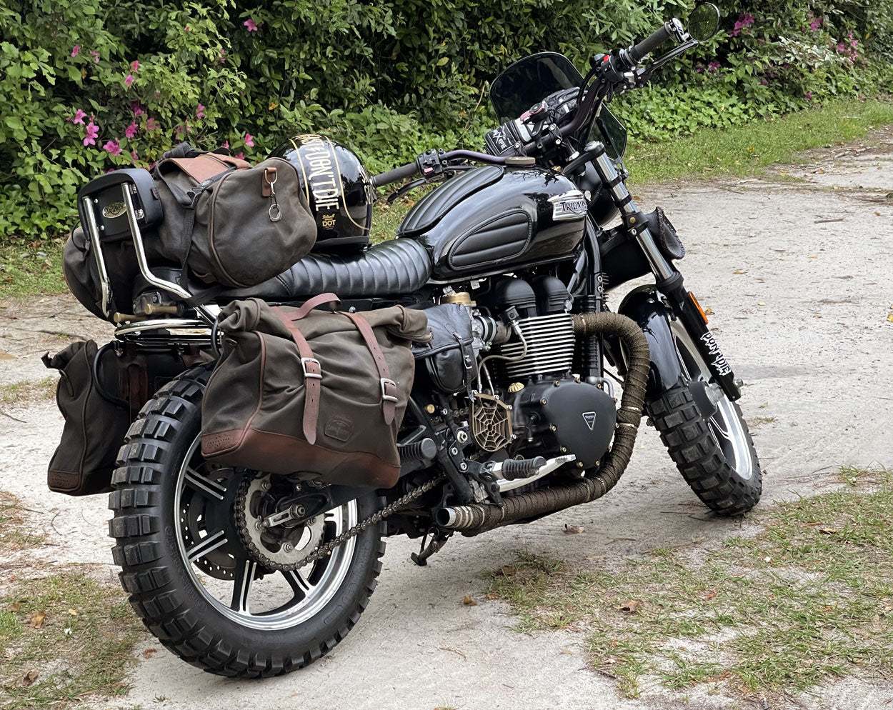 Bonneville SE 2016 with saddlebags and roller bag.