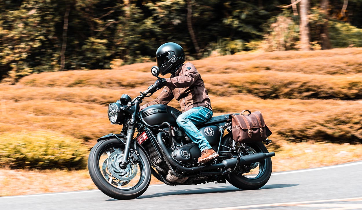 Brown saddlebag on Bonneville T120.