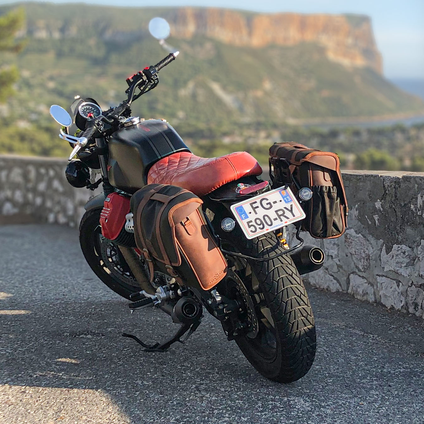 Retro side bag for moto guzzi V7 carbon.