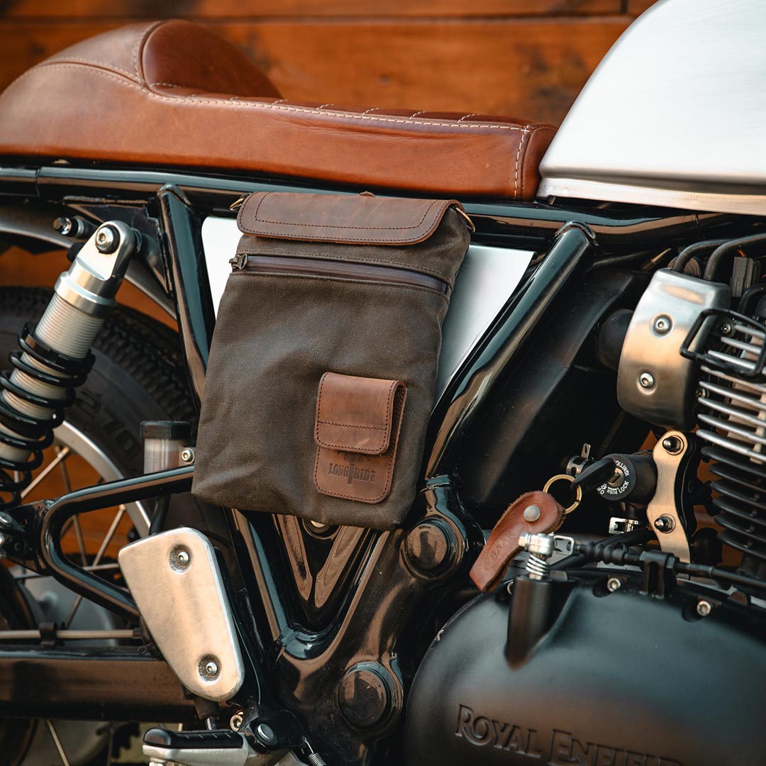 Small magnetic tank bag on moto side.