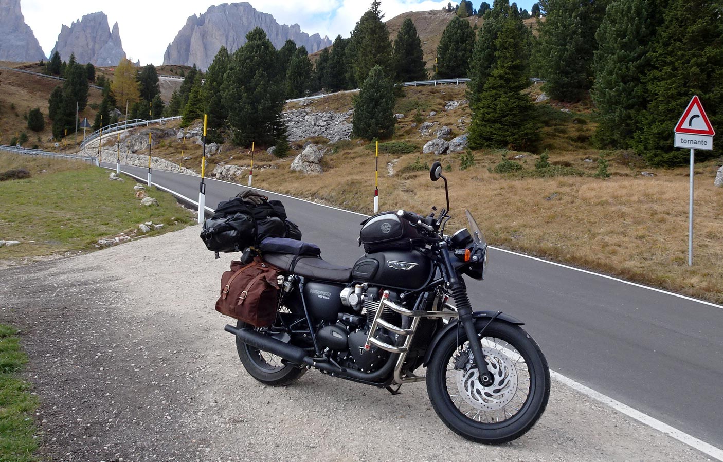 Large soft saddlebag on Bonneville T120.