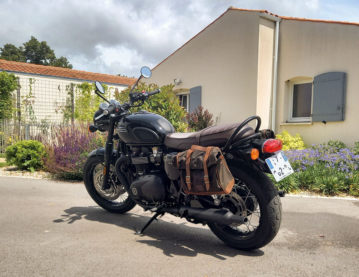Vintage saddlebags on Bonneville T120 Black.