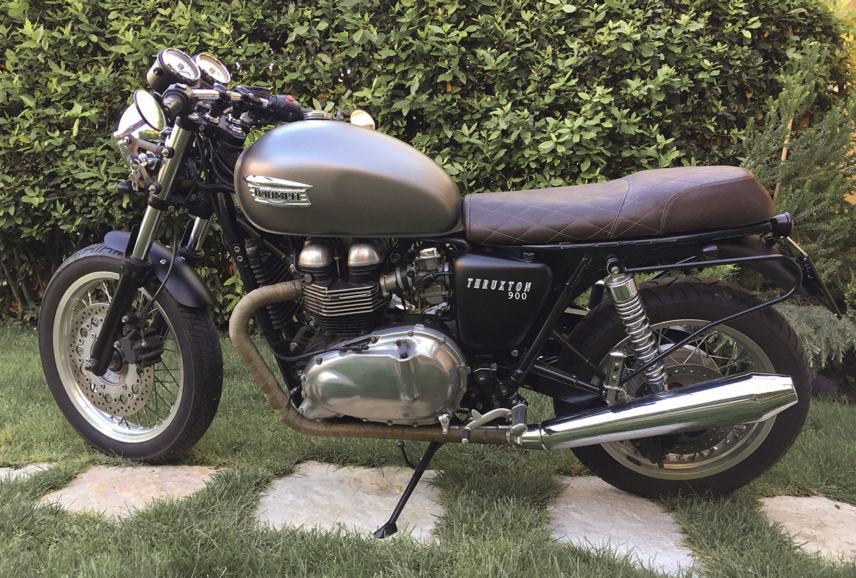Thruxton moto with saddlebag holders.